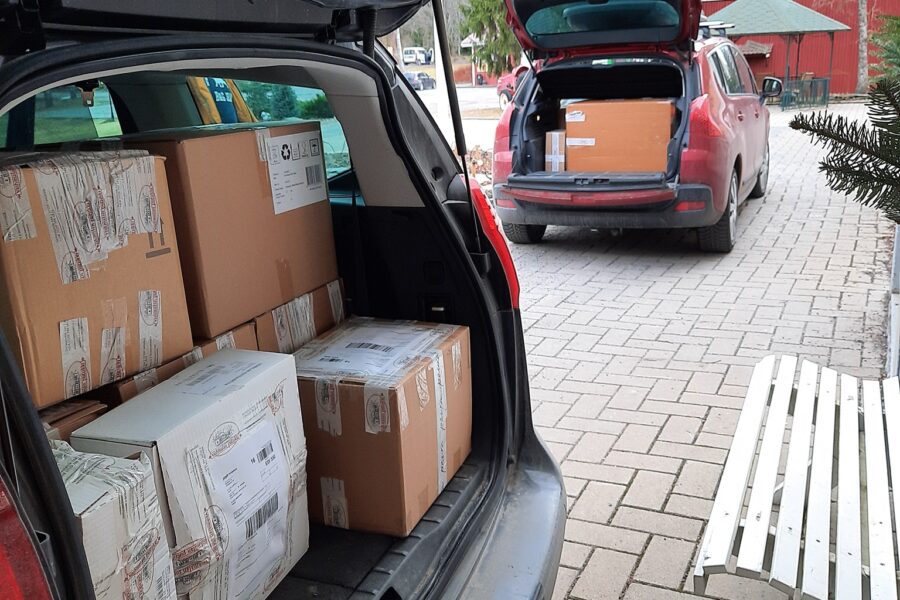 verkkokauppalähetyksiä autoon pakattuna